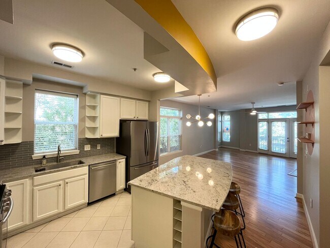 Building Photo - Spacious 2BD, 2BA Condo in a Prime Locatio...