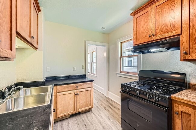 Building Photo - 1083 Western Ave N