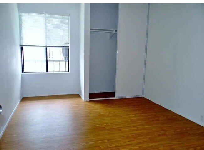 Building Photo - 3 BR Townhouse Located on UCSD Bus Line w/...