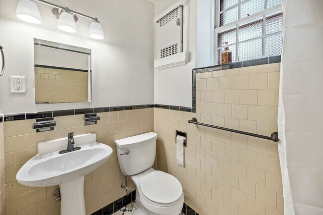 Building Photo - 56 Elm St