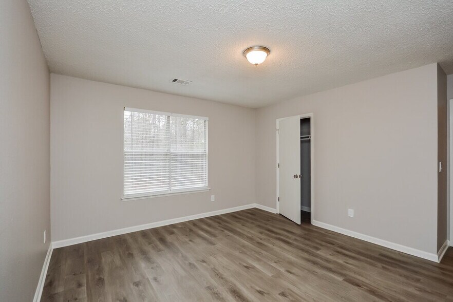 Building Photo - 1612 Picadilly Ct NE