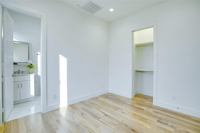 Building Photo - 1 Bedroom Townhome with Rooftop Deck and 1 Car GAR Near Lower Greenville and Henderson