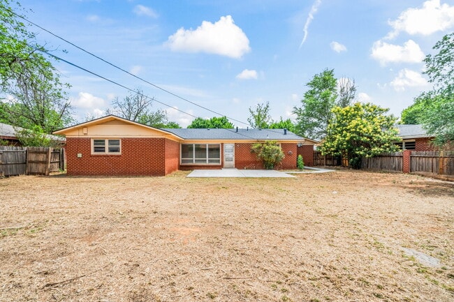 Building Photo - Open Concept 3/2/2, Minutes from LCU & Medical