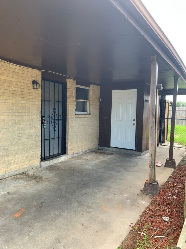 Building Photo - 8018 Gus St