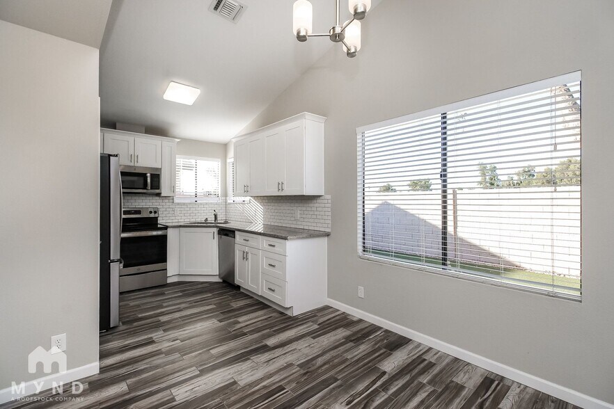 Building Photo - 921 S Val Vista Dr