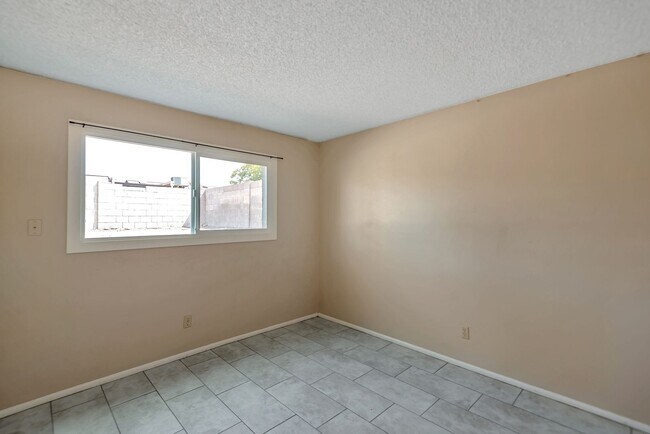 Building Photo - Amazing Tri-Level home close to ASU.  Pool and 2 Car Garage