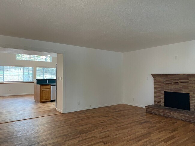 Building Photo - Nice 3 Bedroom 2 Bath Home-Office Space-Lo...