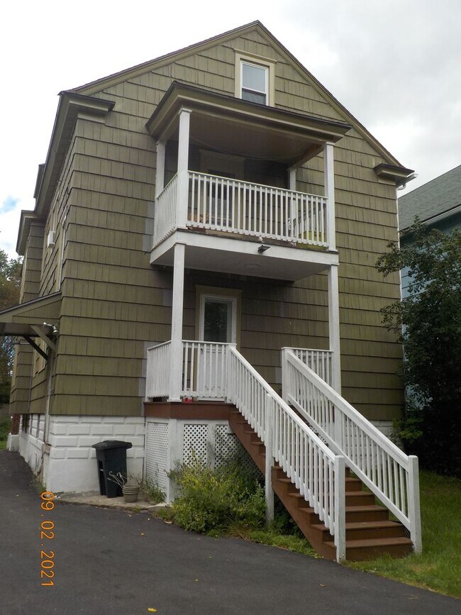 Building Photo - Newly Renovated Bright 2nd Floor Flat - 6/...