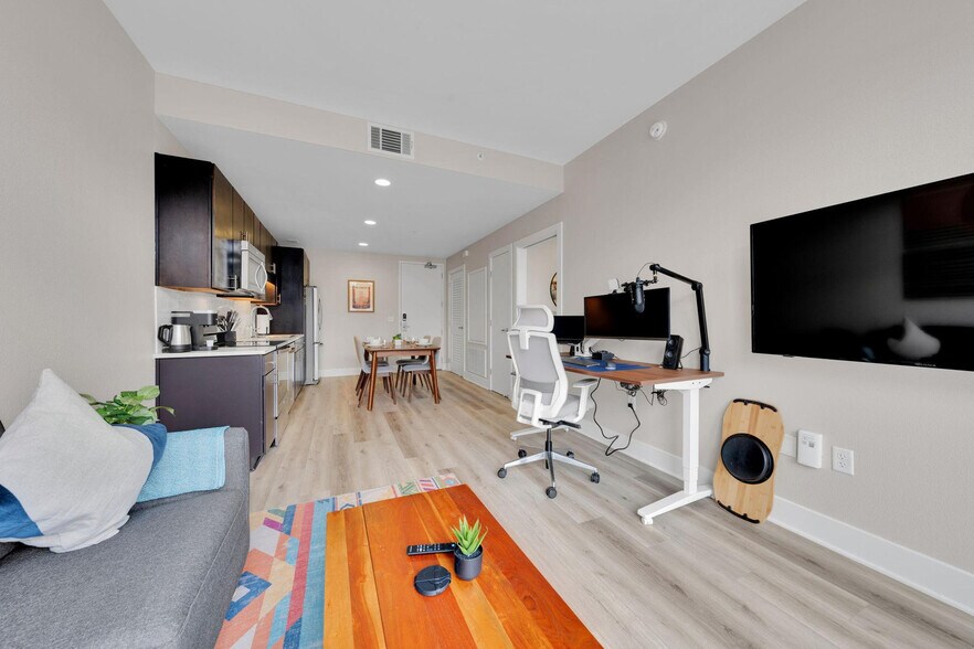 Building Photo - 185 Channel St