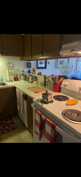 Kitchen - 5625 W Brown Deer Rd