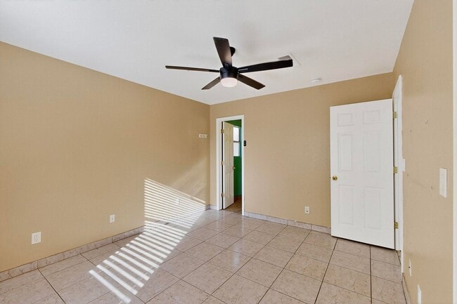 Building Photo - 3 bedroom, 2 bath single story home in Wes...