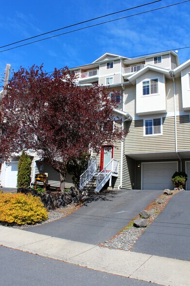 Building Photo - 421 NE Morton St