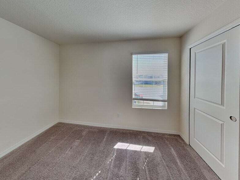 Building Photo - 3880 Fescue St