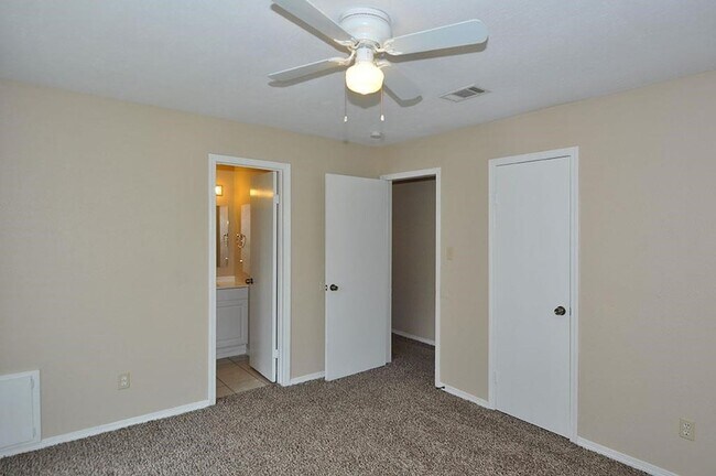 Building Photo - 28302 Doverbrook Dr