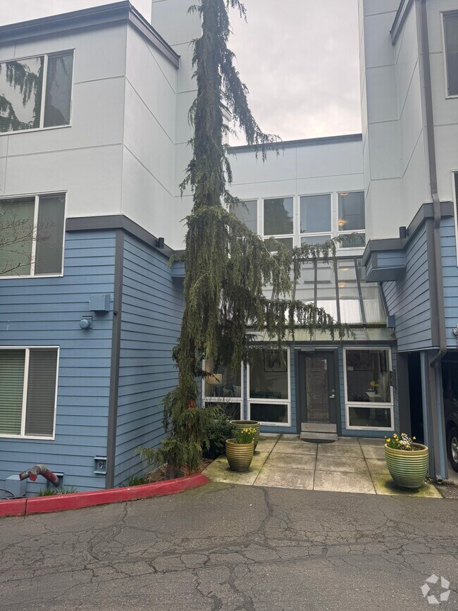 Building Photo - 13426 Greenwood Ave N