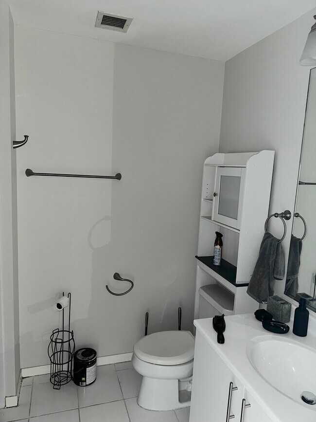 Bathroom - 600 N Kingsbury St
