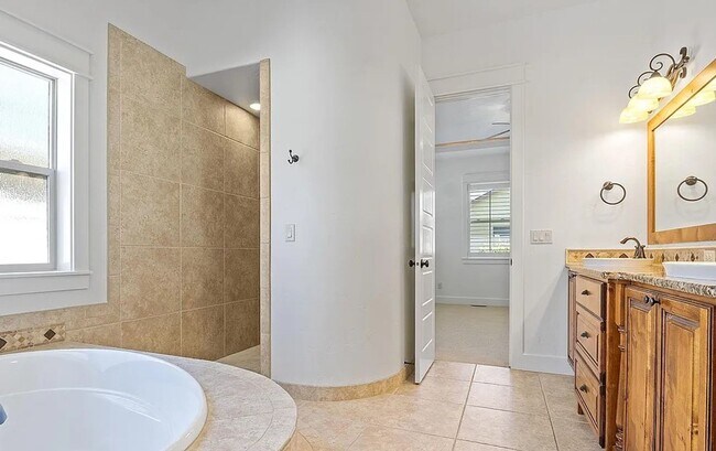 Building Photo - Gorgeous 3 bed 2 bath home in the heard of...