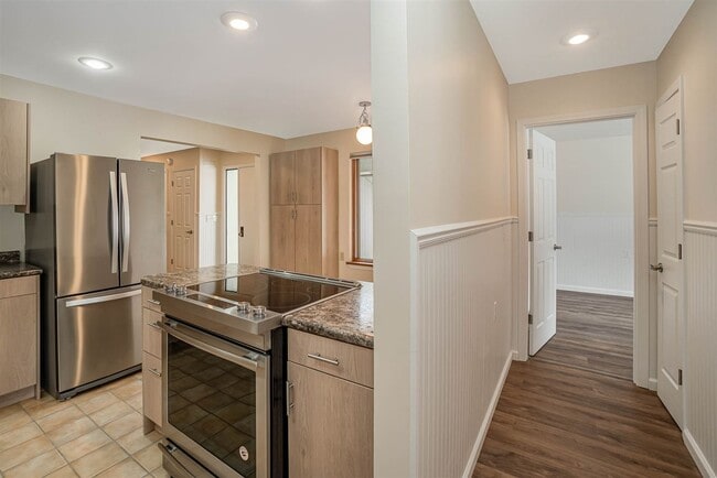 Building Photo - 3301 Thornbrook Ct