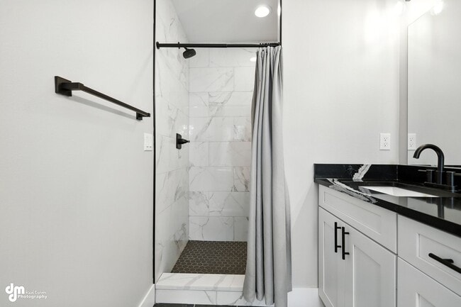 Building Photo - Charming & Updated 4BD/2.5BA!