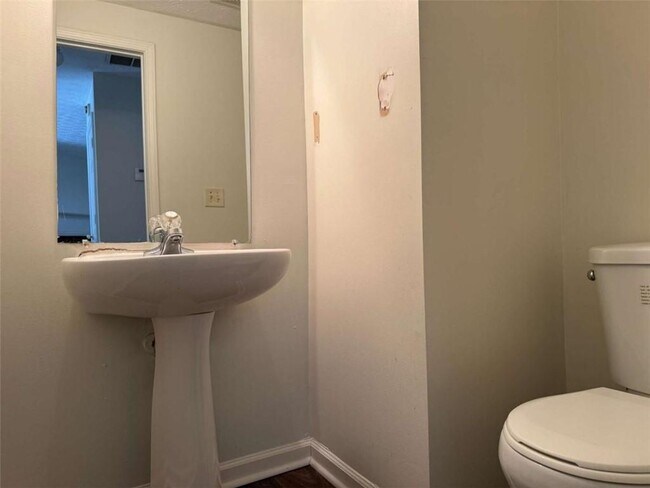 Building Photo - 356 Springbottom Dr SE