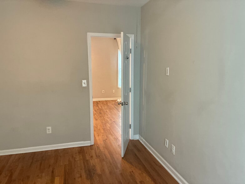 Building Photo - Room in House on Mayson Turner Rd NW