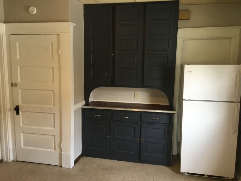 Building Photo - 1204 E 10th St