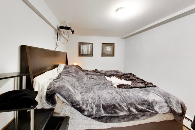 Building Photo - 5057 W Dakin St