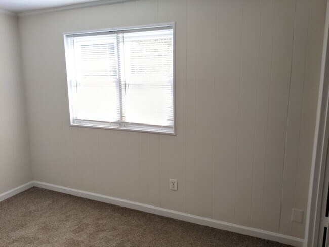 Building Photo - Renovated townhouse in established Frederick neighborhood ready now!