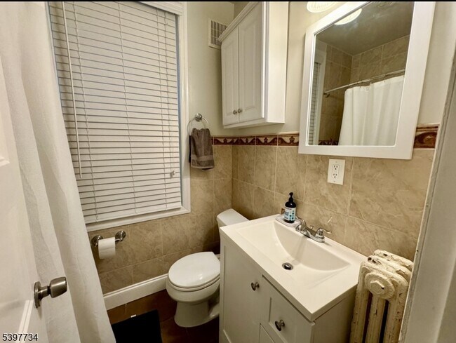 Building Photo - 10 Willowdale Ave