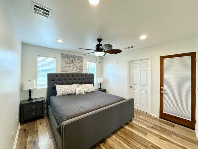 Building Photo - AVAILABLE NOW!! 3 BEDROOM 3 BATHROOM HOME IN JOSHUA TREE!