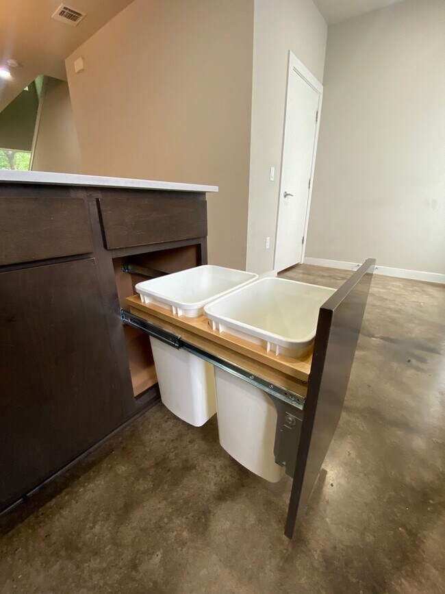 Building Photo - Beautiful Home Move in Ready Located minutes from Southtown!