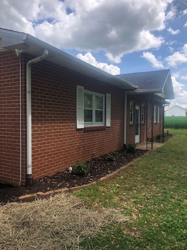 Building Photo - 3-bedroom 1 bath brick home $1395