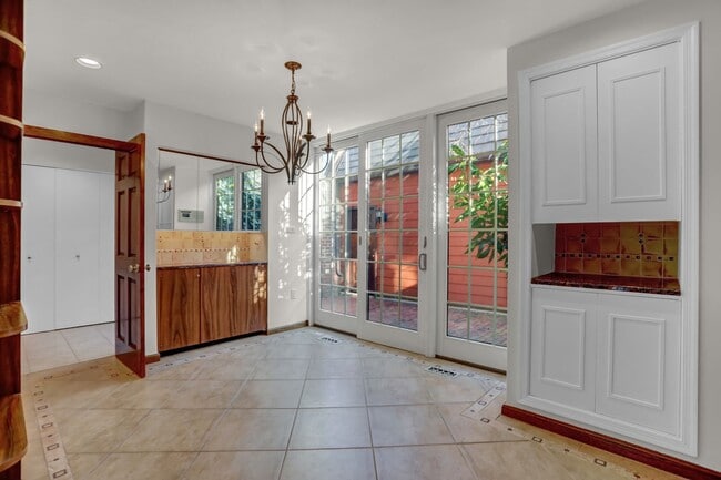 Building Photo - AMAZING SPACIOUS END UNIT TOWNHOUSE IN PRIME LOCATION