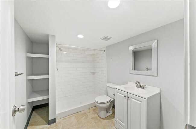 Building Photo - Bright, Spacious Home in Prime Southeast B...