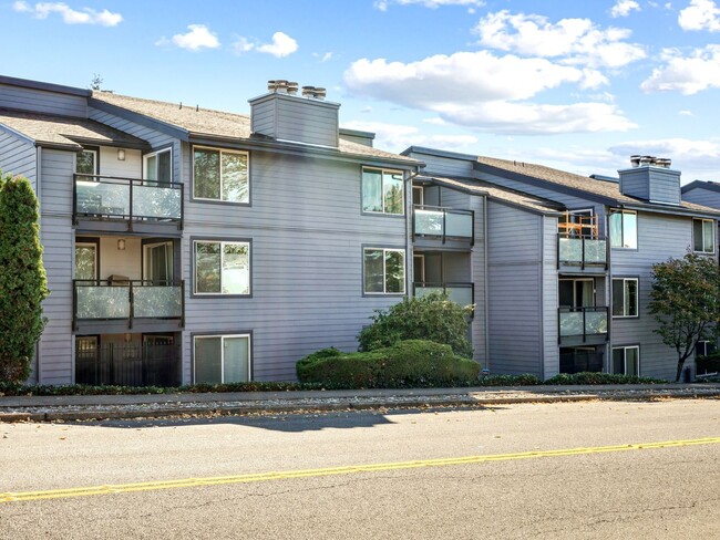 Building Photo - Newly Updated 2-Bedroom Condo in convenien...