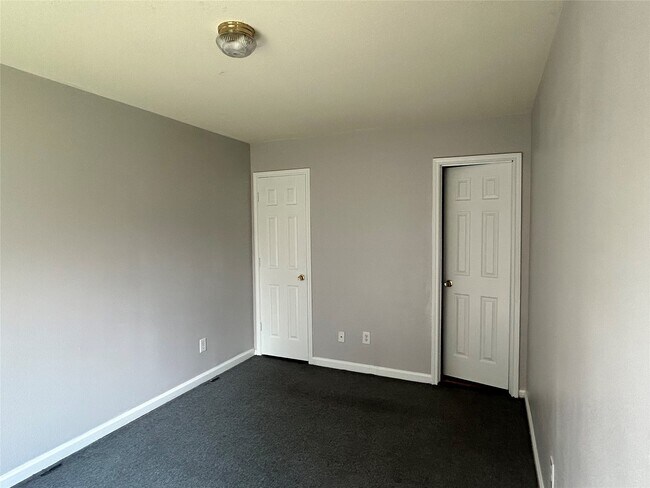 Building Photo - 1111 Fairlane Square