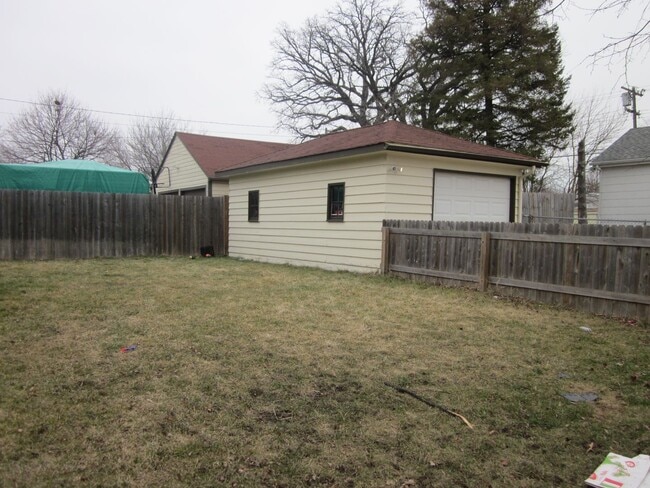 Building Photo - 3 Bedroom, 2 Bath Single Family Home in Quiet Kenosha Neighborhood