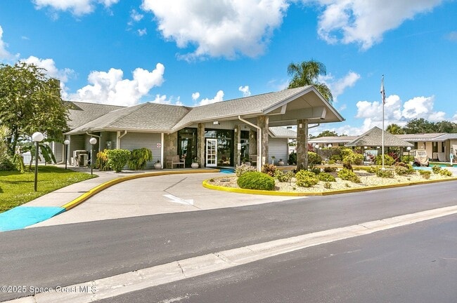 Building Photo - 135 Blue Lake Pl