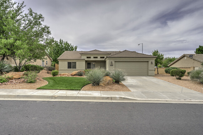 Primary Photo - Ironwood Home With Community Pool & All Ya...