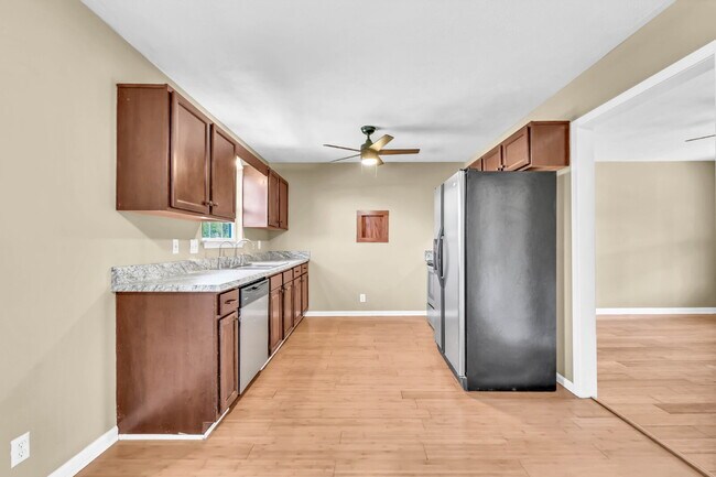 Building Photo - Amazing 3 bedroom 2 bathroom close to Fort...