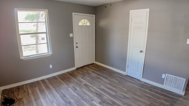 Building Photo - 302 Hollis St