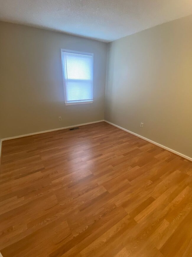 Building Photo - Spacious 4 bedroom, 2 bath Townhome