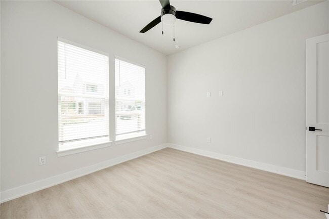 Building Photo - 2725 Bristol Dr
