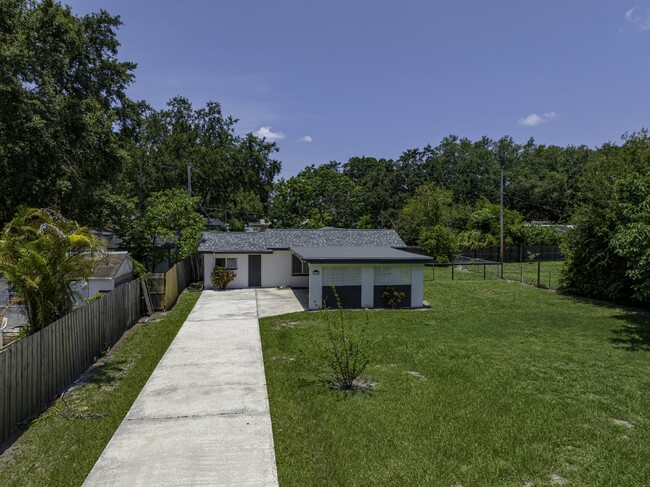 Building Photo - Central Lakeland Home with big yard!