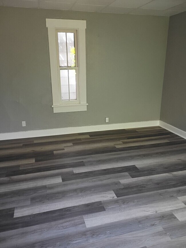 Building Photo - Nice 2 bed/1 bath, Central Air conditionin...
