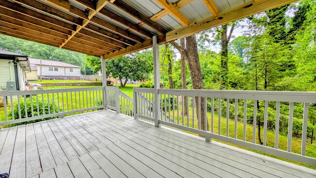 Building Photo - Newly Renovated | Upstairs Duplex | Minute...