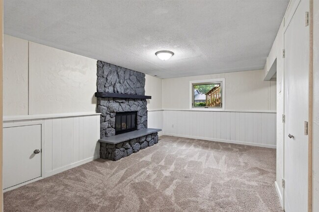 Building Photo - 8370 6th St NE