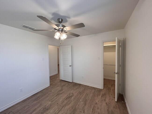 Building Photo - "Charming 3-Bed, 2-Bath Home with Granite Elegance in Wolfforth!"