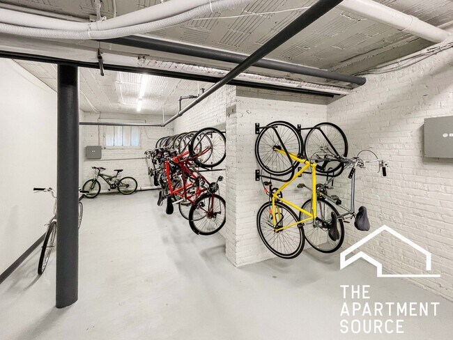 Building Photo - 516 W Cornelia Ave