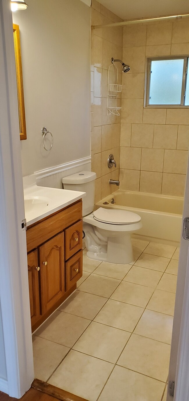 Building Photo - 900 Hill Top Dr